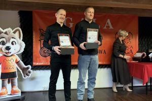 osoby nagrodzone pozują do zdjęcia grupowego (3)