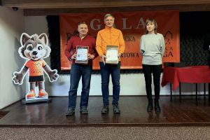 osoby nagrodzone pozują do zdjęcia grupowego (4)