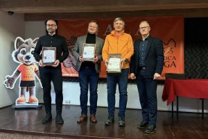 osoby nagrodzone pozują do zdjęcia grupowego (5)