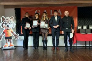 osoby nagrodzone pozują do zdjęcia grupowego (6)