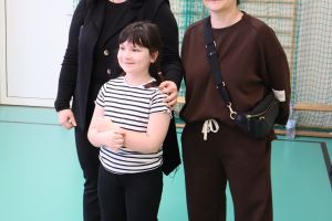 dwie kobiety z dzieckiem pozują do zdjęcia