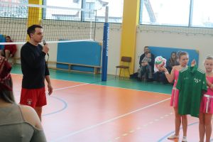 mężczyzna zapowiada pokazy taneczne