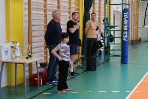 osoba prowadząca imprezę korzysta z mikrofonu