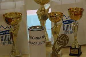 puchary czekaja na zwycięzców