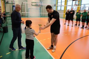 siatkarz odbiera nagrodę (2)