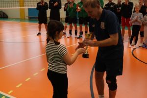 siatkarz odbiera nagrodę