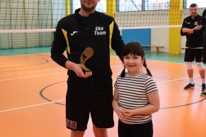 siatkarz z dzieckiem pozuje do zdjęcia