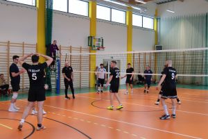 siatkarze podczas gry na parkiecie