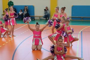 tancerki pozuja do zdjęcia