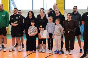 uczestnicy imprezy pozuja do zdjęcia