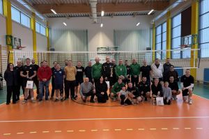 uczestnicy imprezy pozują do zdjęcia