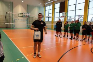 uczestnik imprezy pozuje do zdjęcia