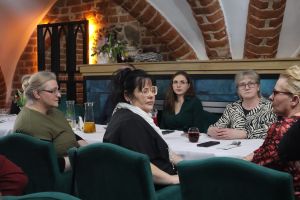 Kobiety siedzą przy stole