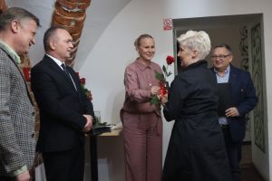 Pani Sekretarz Miasta składa życzenia pani Sołtys