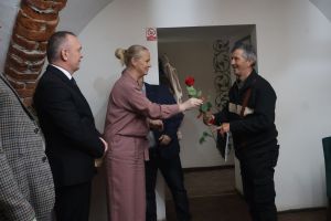 Pani Sekretarz Miasta składa życzenia Sołtysowi