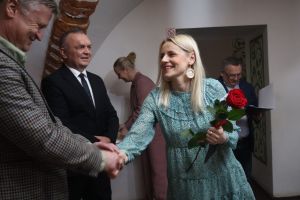 Przewodniczący Rady Miejskiej składa życzenia pani Sołtys (2)