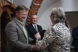 Przewodniczący Rady Miejskiej składa życzenia pani Sołtys (4)