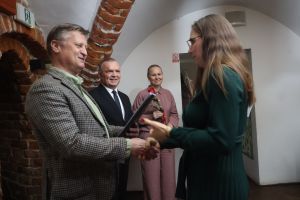 Przewodniczący Rady Miejskiej składa życzenia pani Sołtys (5)