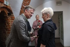 Przewodniczący Rady Miejskiej składa życzenia pani Sołtys