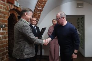 Przewodniczący Rady Miejskiej składa życzenia Sołtysowi (2)