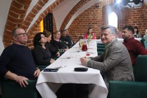 Sołtysi pozują do zdjęcia