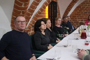 Sołtysi siedzą przy stole