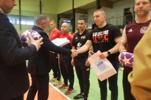 Burmistrz Nidzicy wręcza nagrody (2)