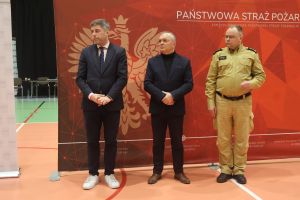 Organizatorzy i patroni słuchają podziękowań