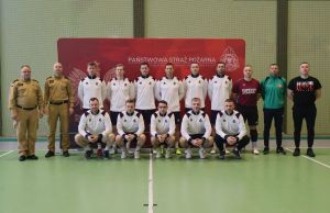 Organizatorzy i zawodnicy pozują do zdjęcia (3)