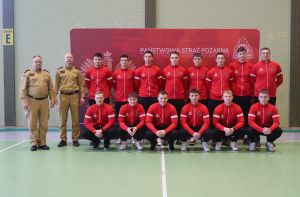 Organizatorzy i zawodnicy pozują do zdjęcia (4)