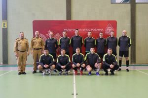 Organizatorzy i zawodnicy pozują do zdjęcia (5)