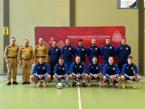 Organizatorzy i zawodnicy pozują do zdjęcia (6)