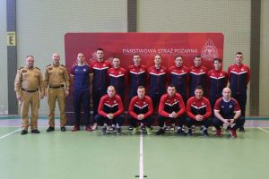 Organizatorzy i zawodnicy pozują do zdjęcia