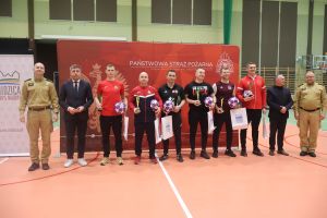 Organizatorzy i zwycięzcy pozują do zdjęcia (2)