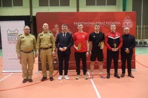 Organizatorzy i zwycięzcy pozują do zdjęcia