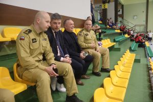 Organizatorzy turnieju siedzą na widowni (2)