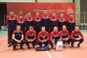 Zawodnicy pozują do zdjęcia