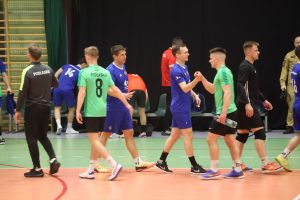 Zawodnicy składaja sobie podziękowania