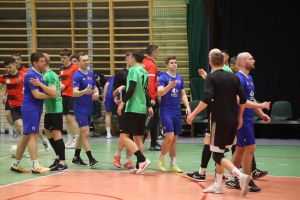 Zawodnicy składają sobie podziękowania