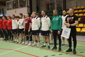 Zawodnicy słuchają podziękowań