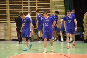 Zawodnicy wchodzą na boisko