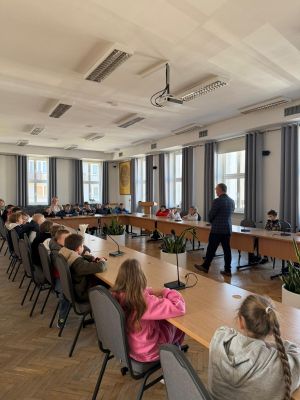 Uczniowie siedzą przy stole konferencyjnym (5)