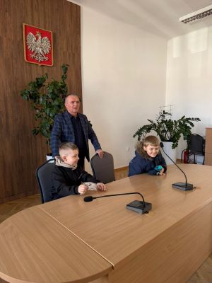 Burmistrz Nidzicy i dwóch uczniów