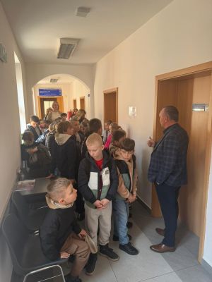 Burmistrz Nidzicy stoi na korytarzu w otoczeniu uczniów (2)