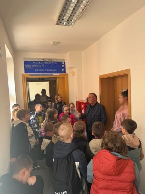 Burmistrz Nidzicy stoi na korytarzu w otoczeniu uczniów