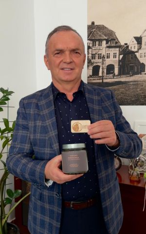 Burmistrz Nidzicy z prezentem od uczniów