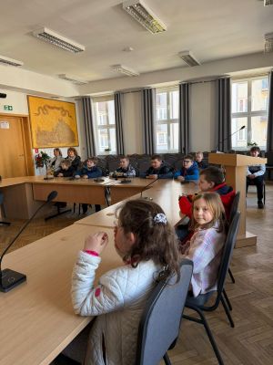 Uczniowie siedzą przy stole konferencyjnym (2)