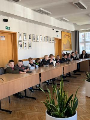 Uczniowie siedzą przy stole konferencyjnym (4)