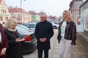 Burmistrz Nidzicy rozmawia z uczestnikami otwarcia