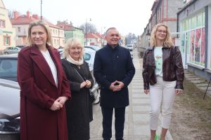 Burmistrz Nidzicy z dyrektorkami pozują do zdjęcia